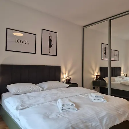 New Modern Lux With Free Garage Apartment