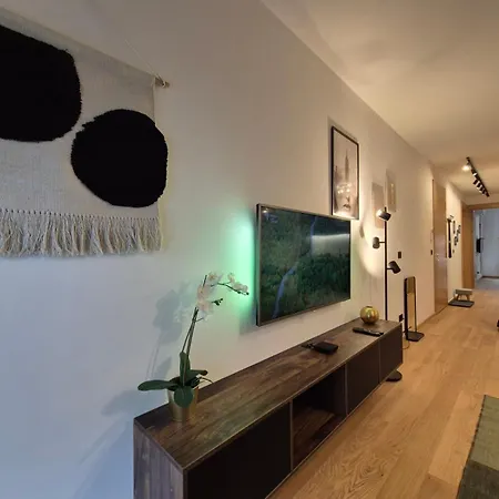 New Modern Lux With Free Garage Apartment *